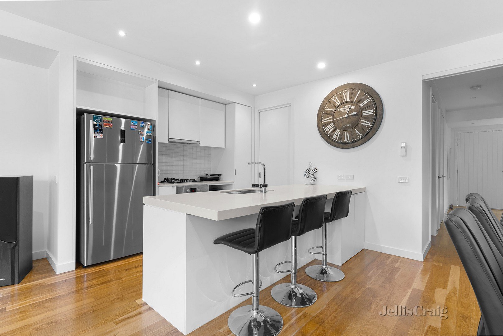 18 Streeton Drive, Mentone image 3
