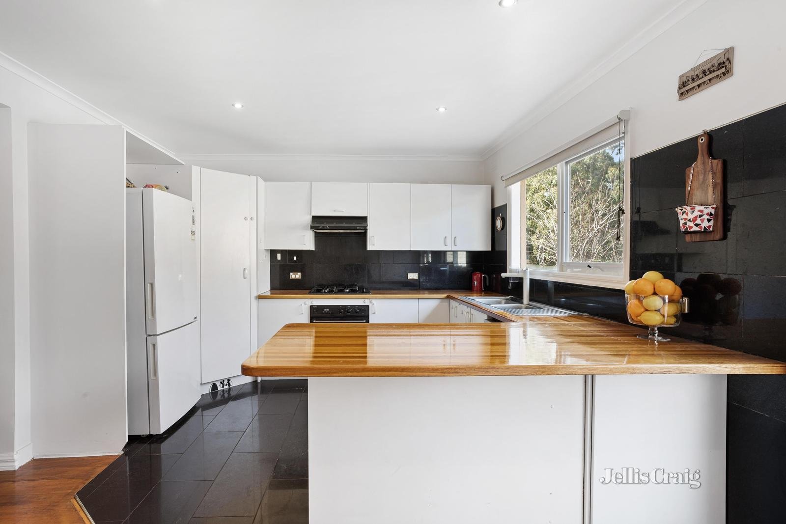 1/8 Thea Grove, Doncaster East image 4