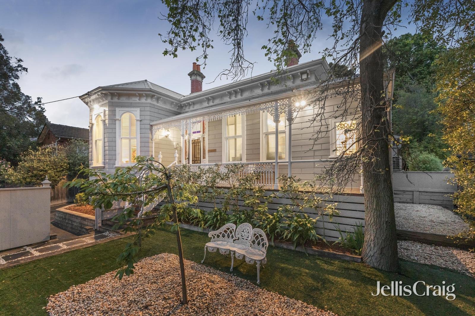 18 Warrigal Road, Surrey Hills image 1