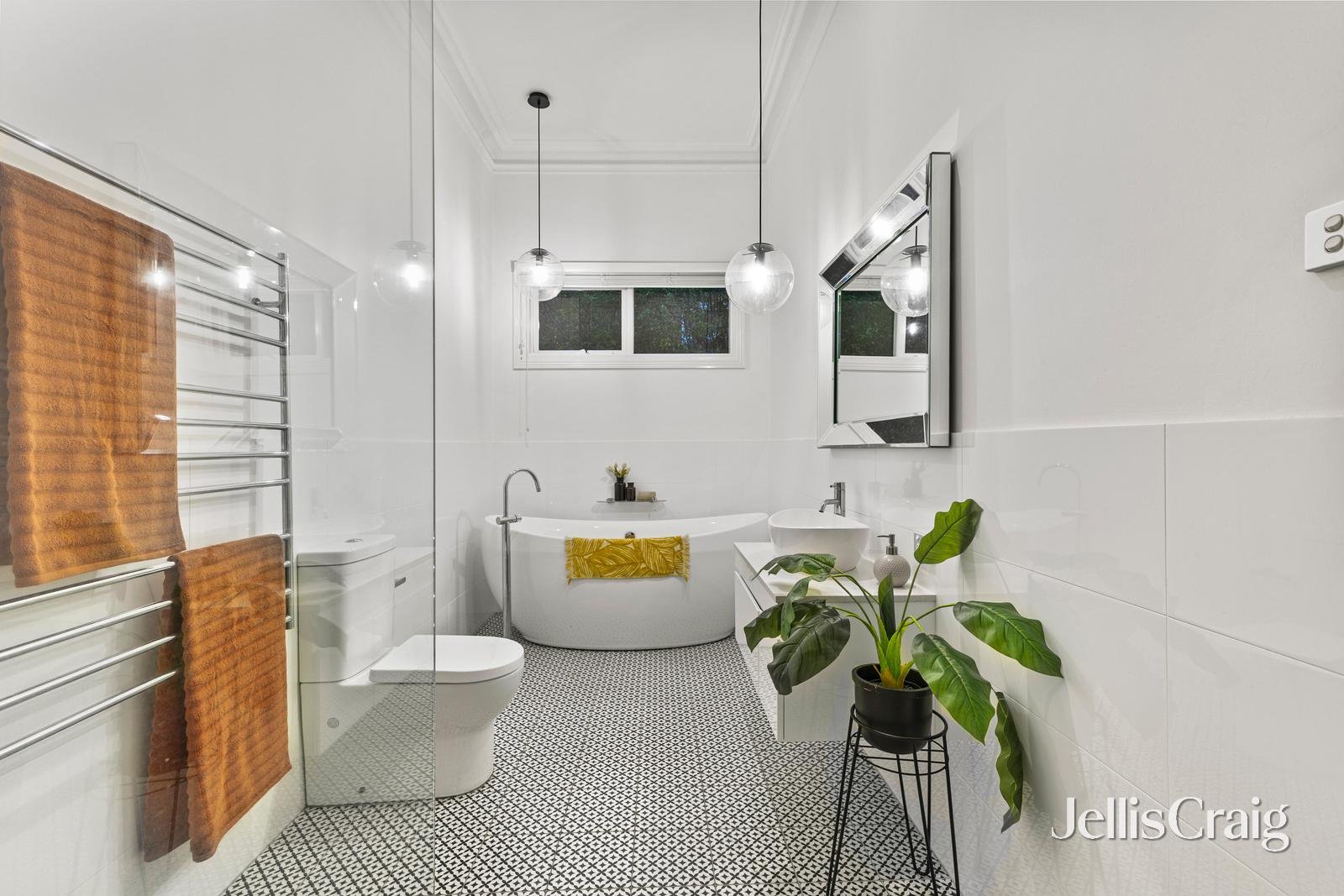 18 Warrigal Road, Surrey Hills image 15