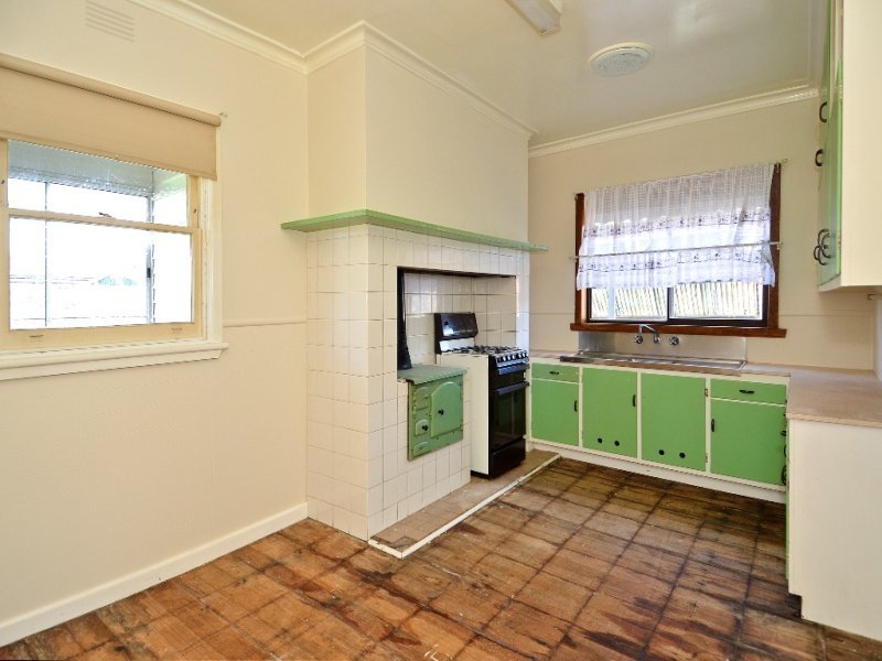 18 Westmoreland Street, St Albans Park image 4