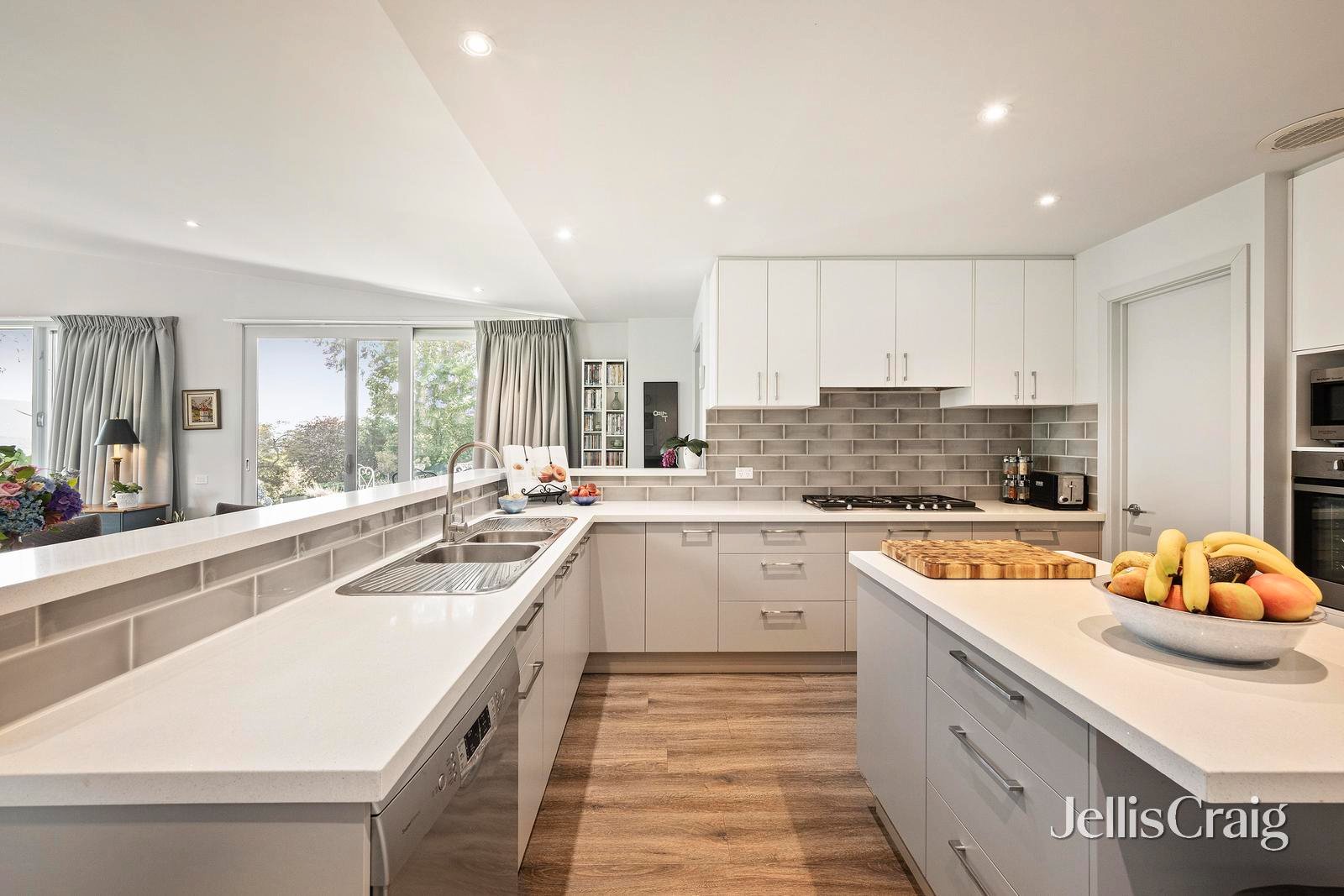 182 Hayrick Lane, Mooroolbark image 2