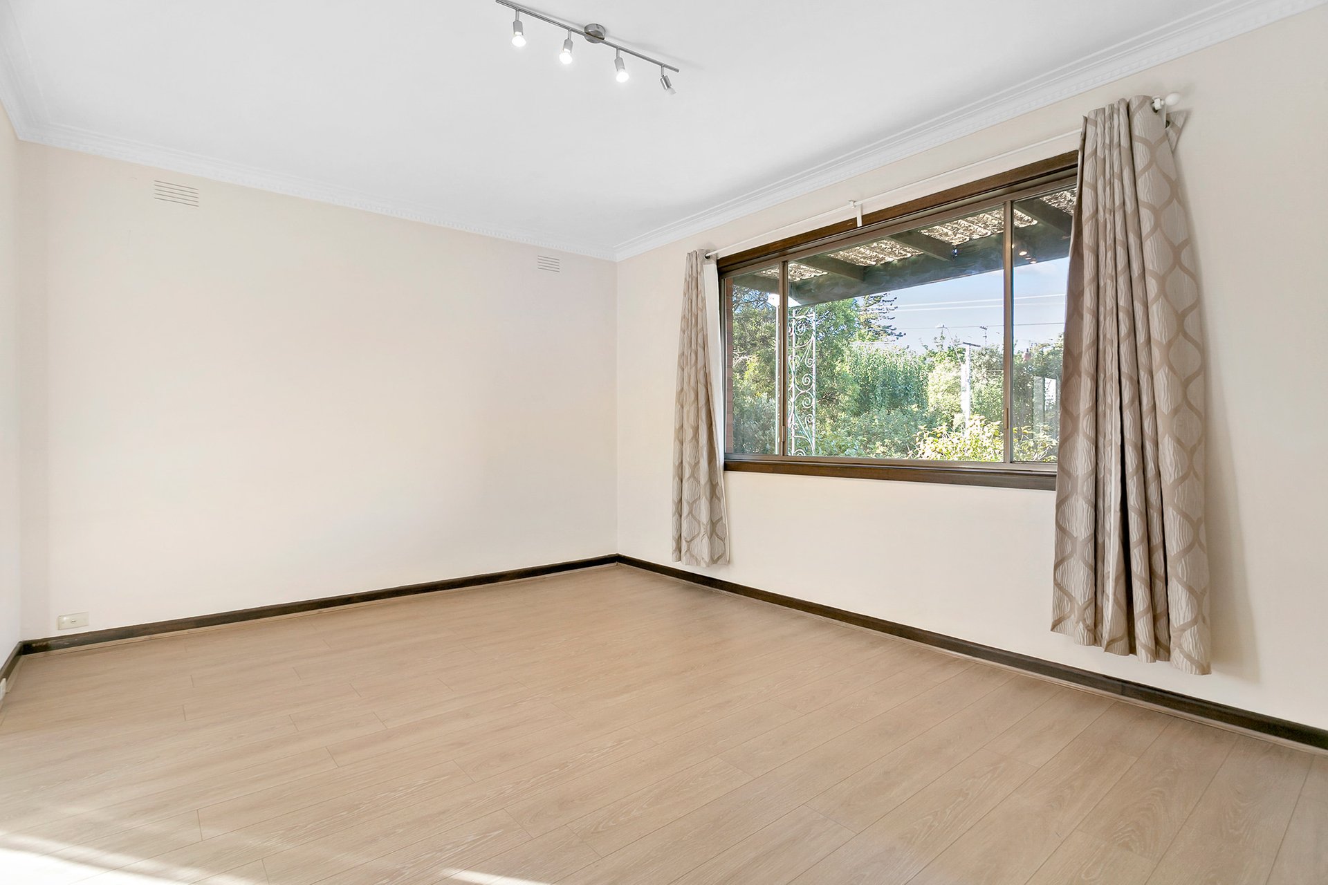 Property Gallery Thumbnail 7
