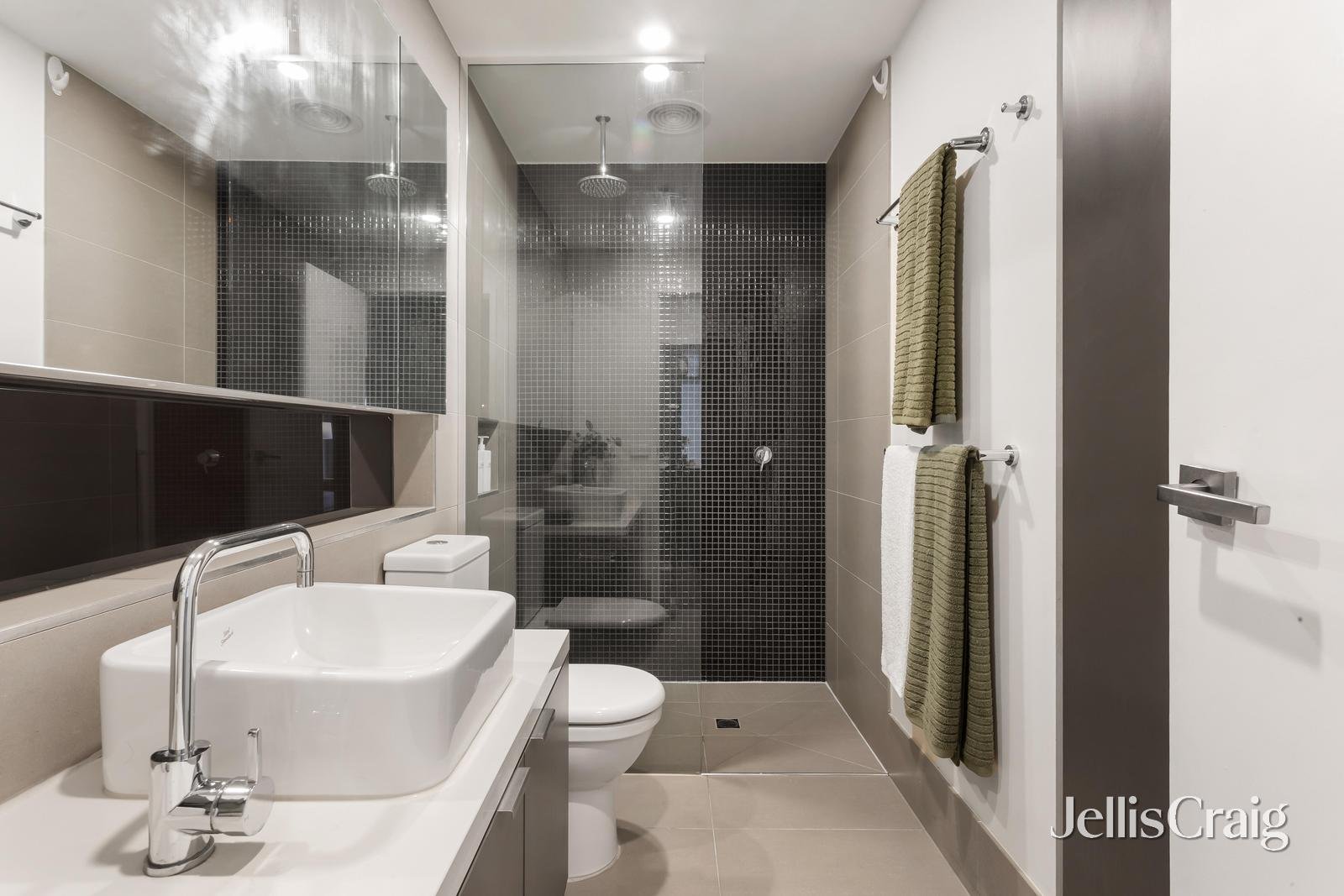 18/523 Burwood Road, Hawthorn image 8