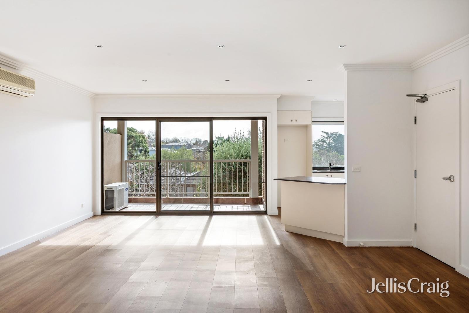18/781 Whitehorse Road, Mont&nbsp;Albert image 2