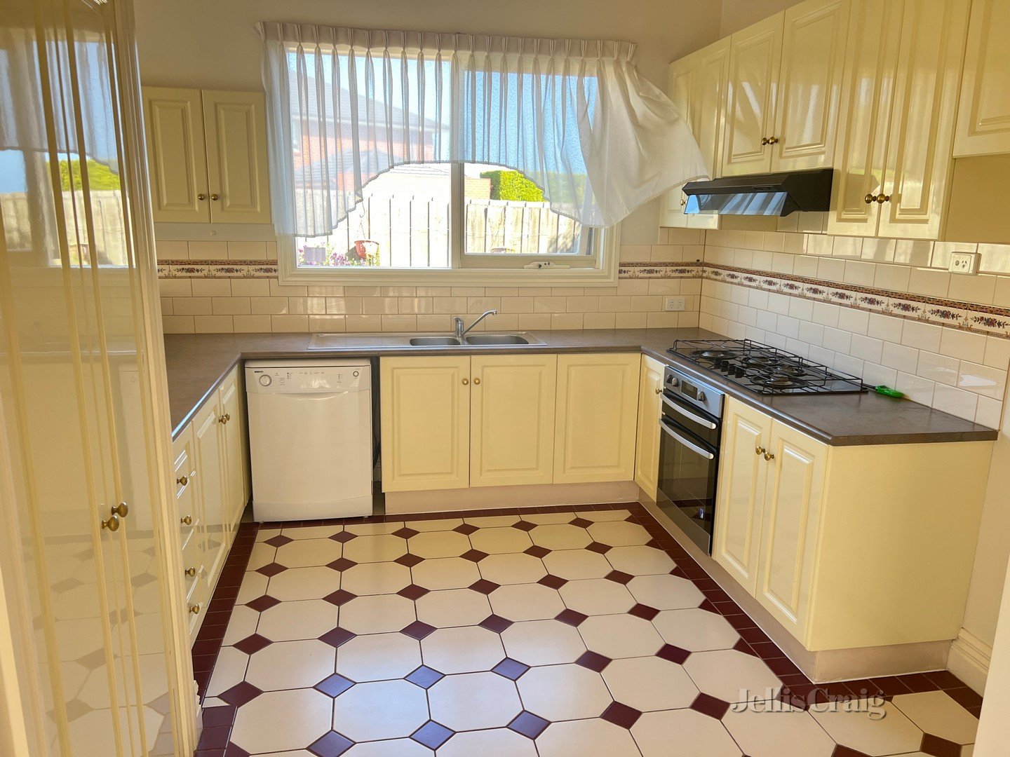 19-20 Crofton Drive, Williamstown image 7
