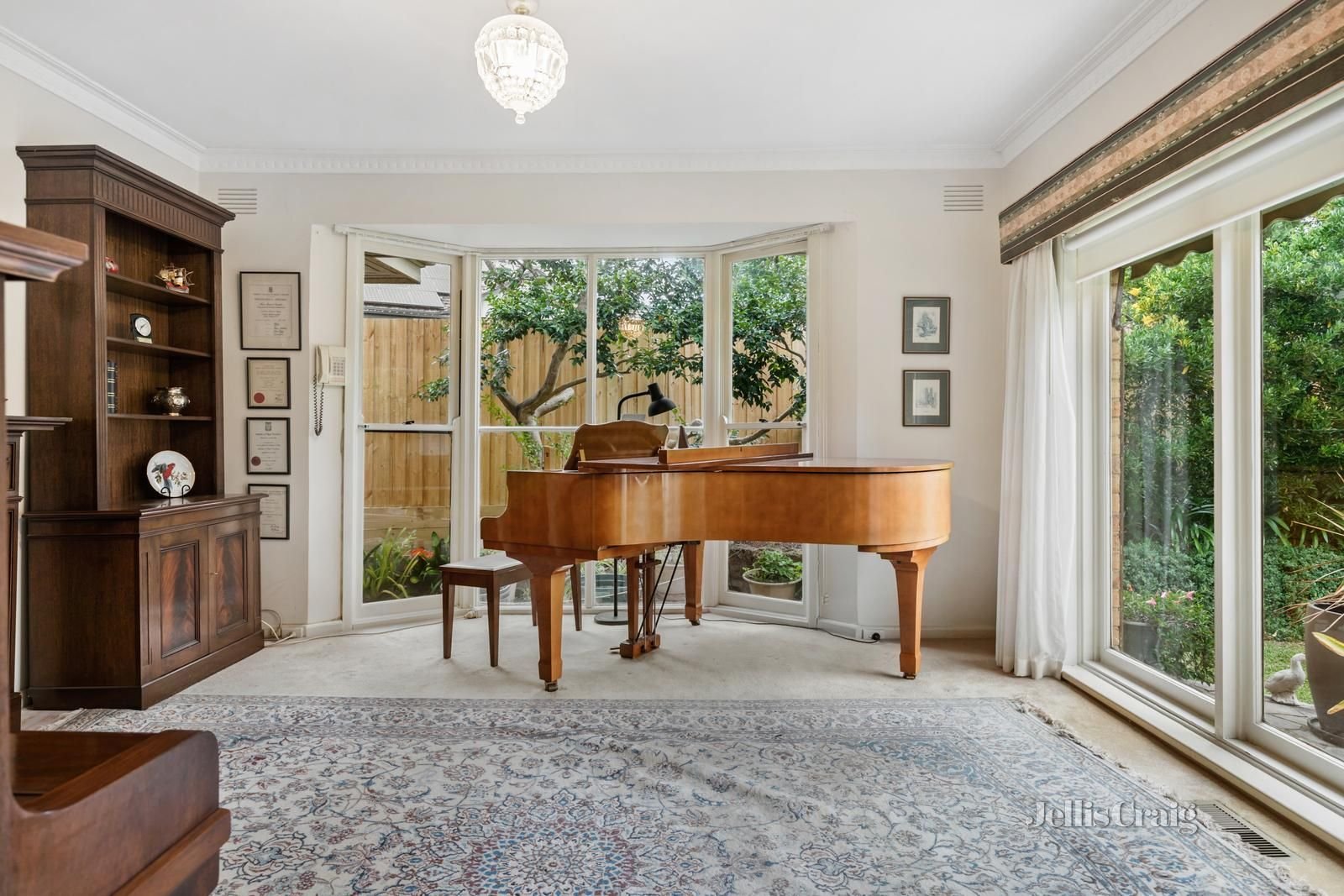 19 Carlyle Crescent, Mont Albert image 2