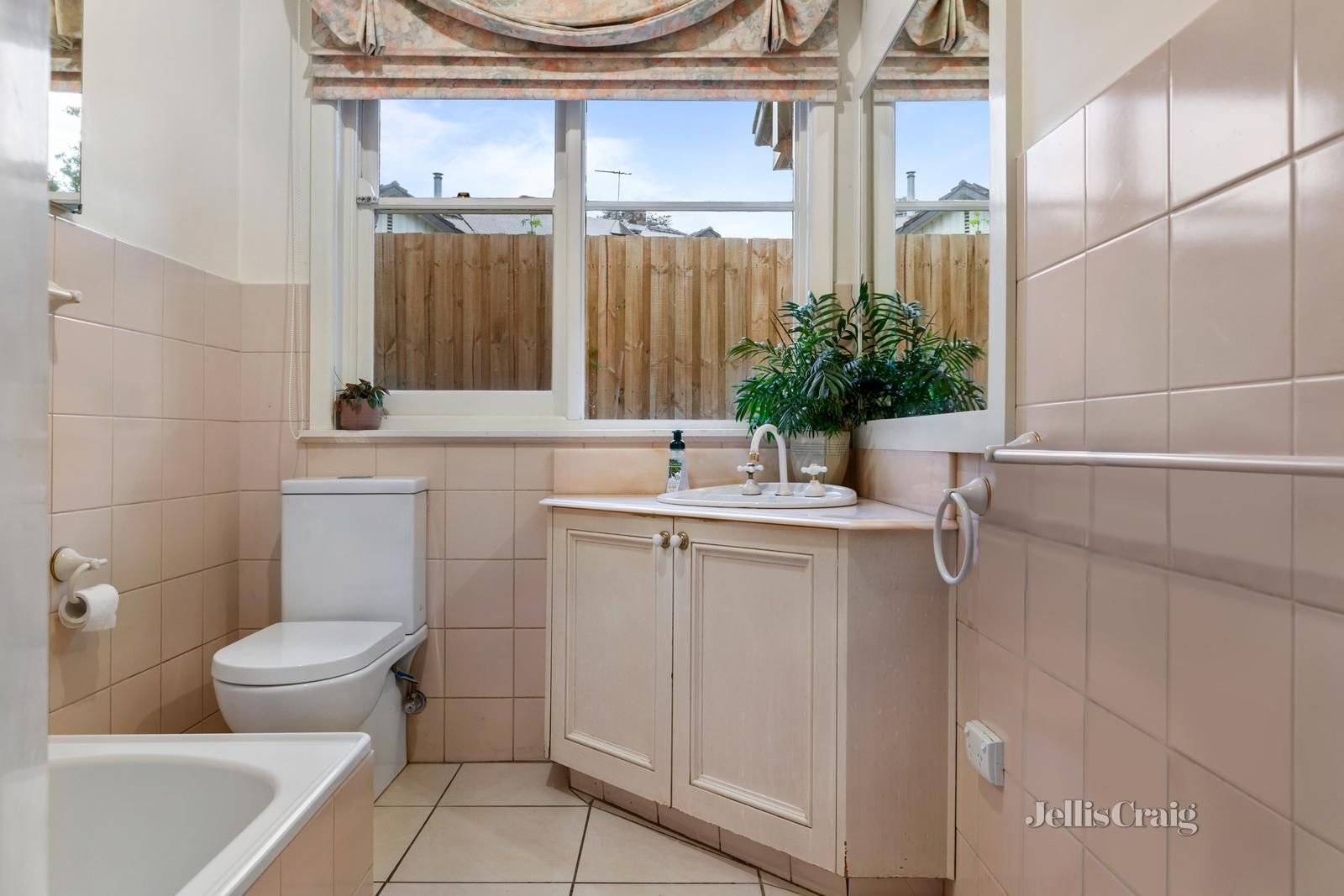 19 Carlyle Crescent, Mont Albert image 10