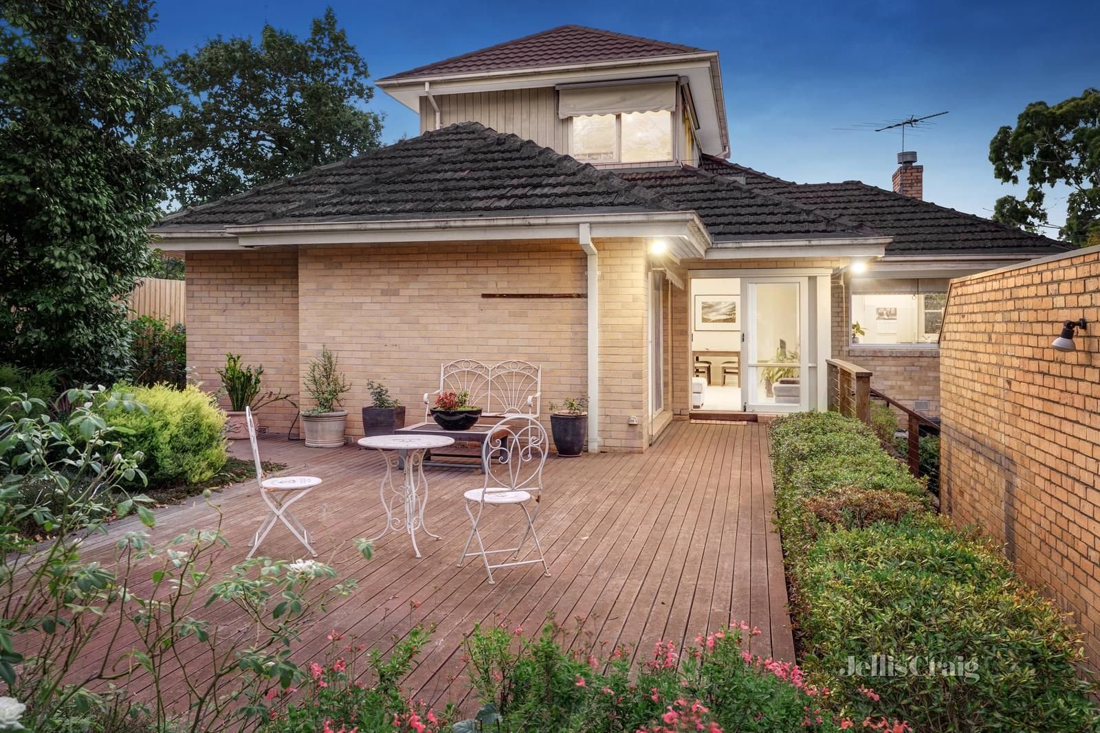 19 Carlyle Crescent, Mont Albert image 12