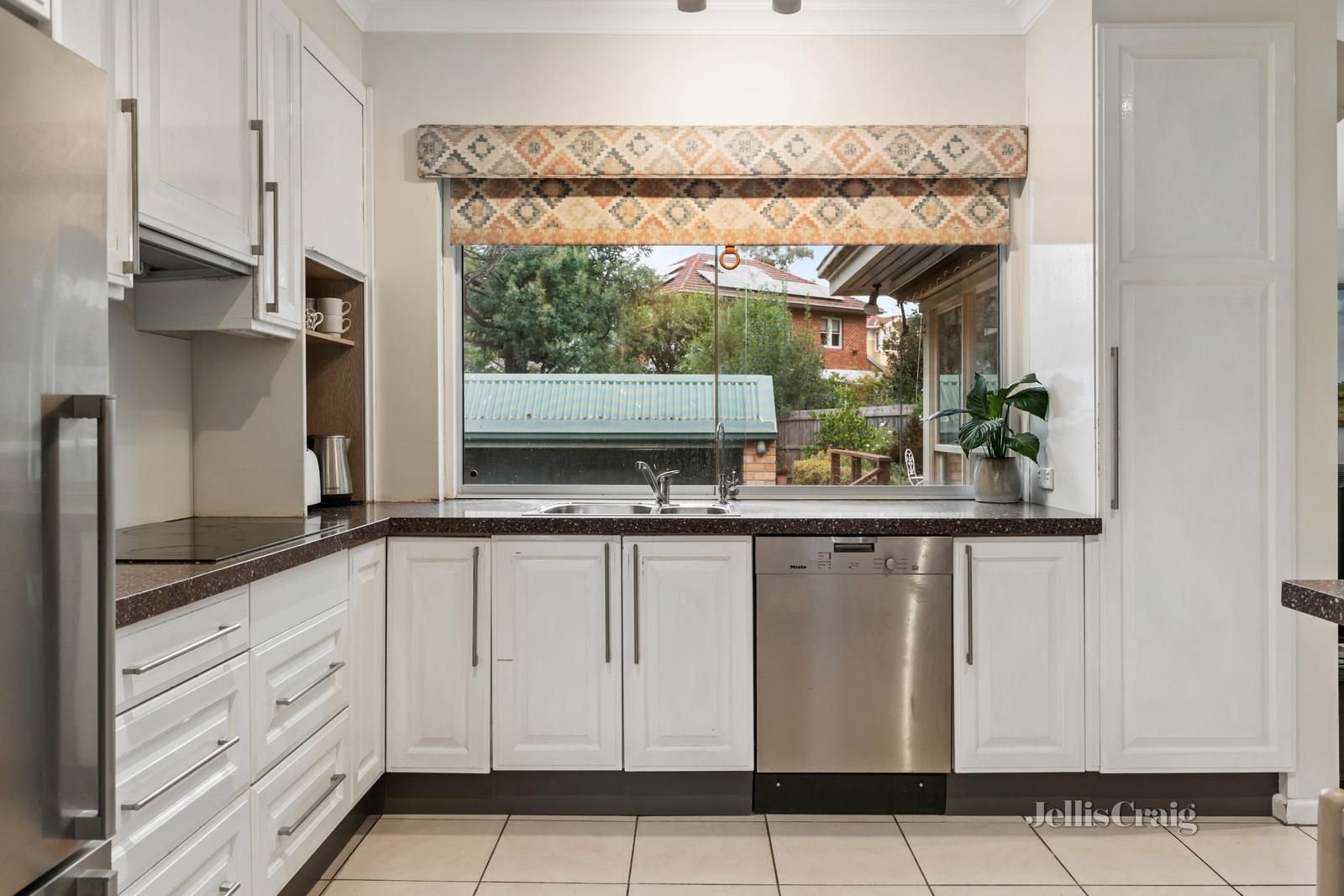 19 Carlyle Crescent, Mont Albert image 4