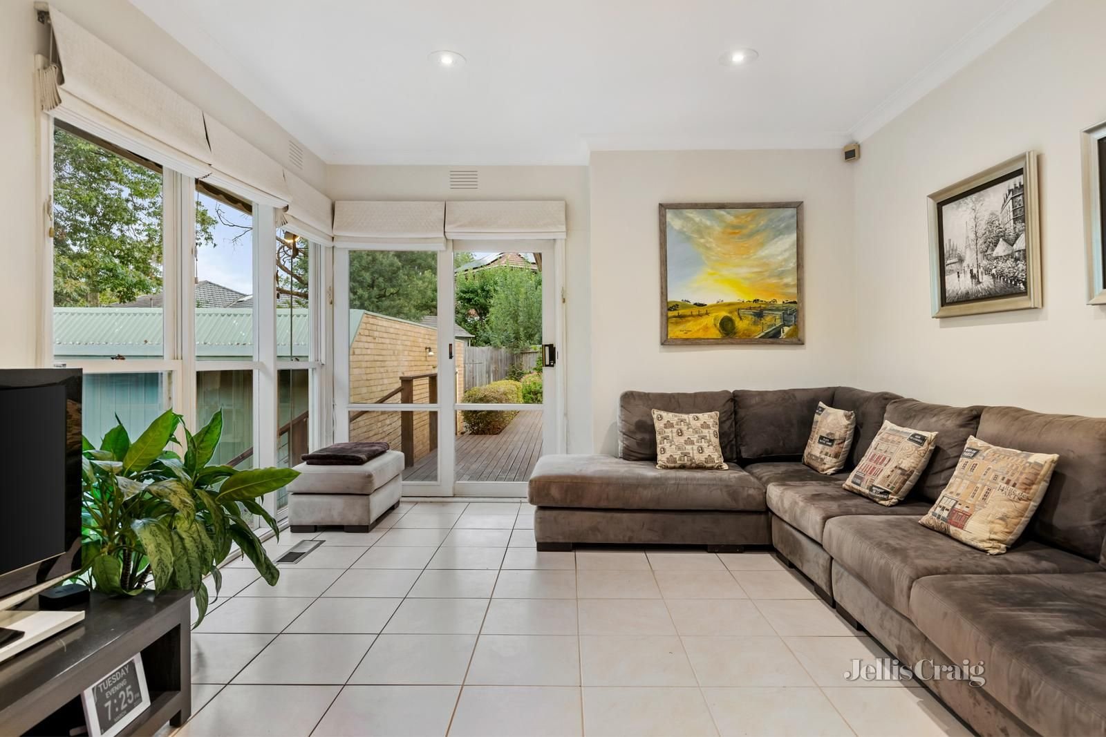 19 Carlyle Crescent, Mont Albert image 6