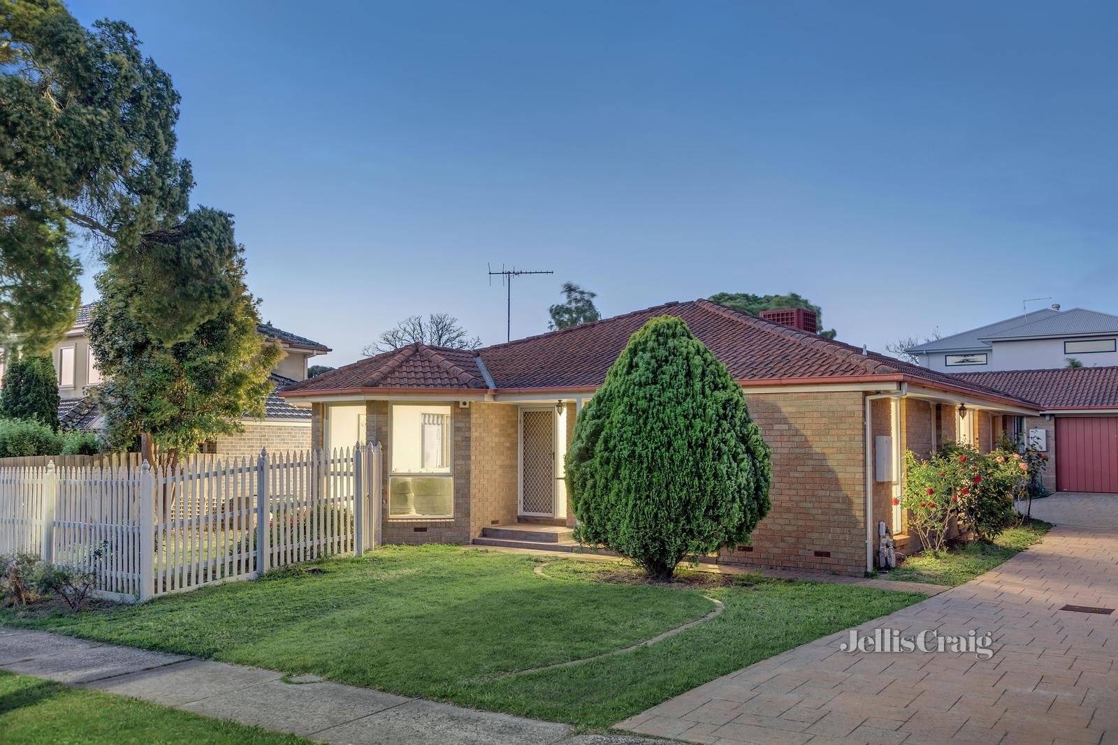 1/9 Charlton Street, Mount Waverley image 1