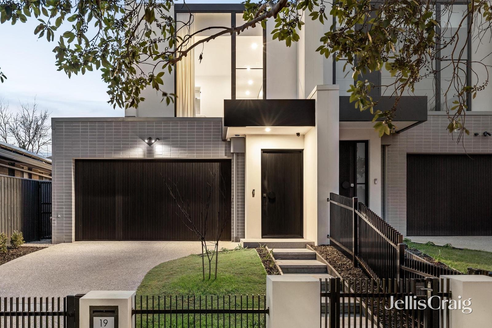 19 Highfield Road, Doncaster East image 1