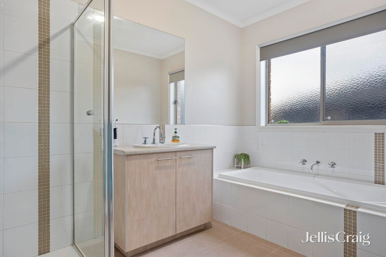 19 Jessie Evelyn Crescent, Kyneton image 8