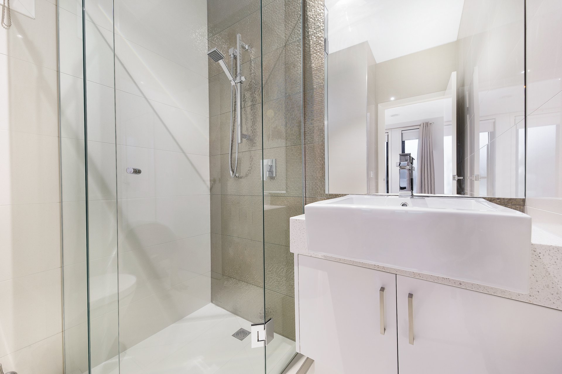 1/9 Newton Grove, Glen Waverley image 7