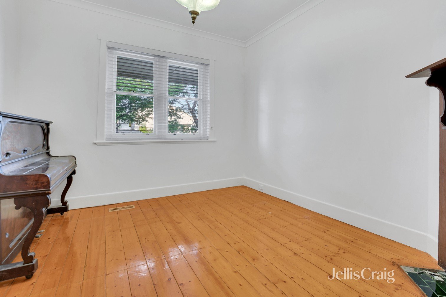 19 Suffolk Avenue, Coburg image 4