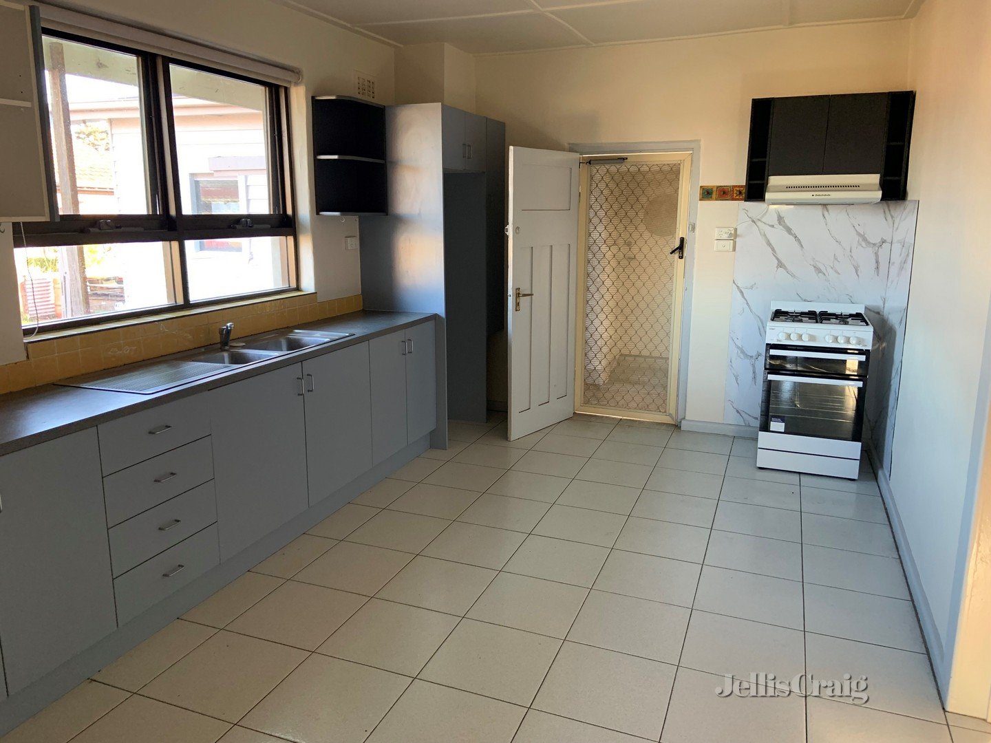 1/95 Munro Street, Coburg image 2