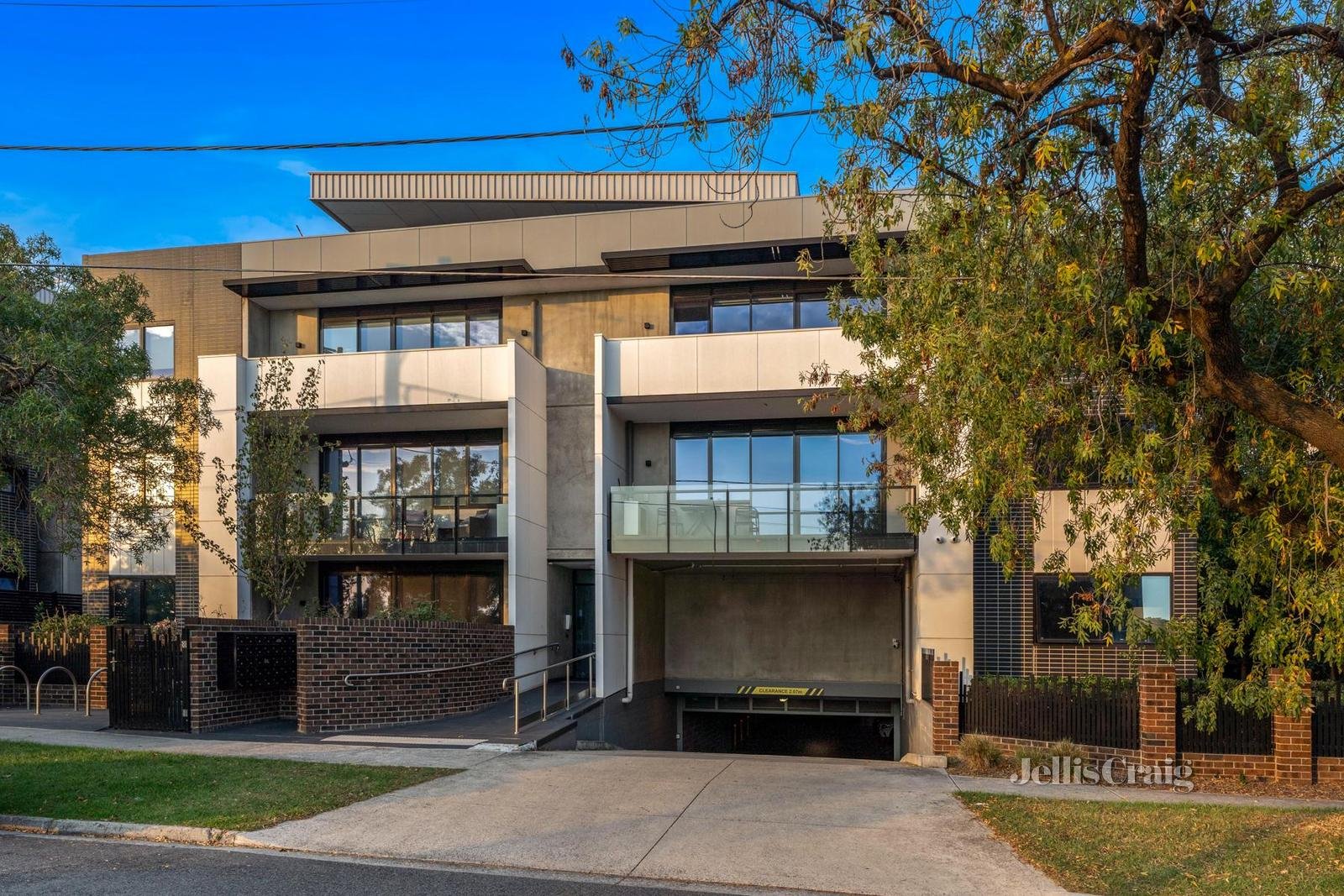 19/82 Bulla Road, Strathmore image 1