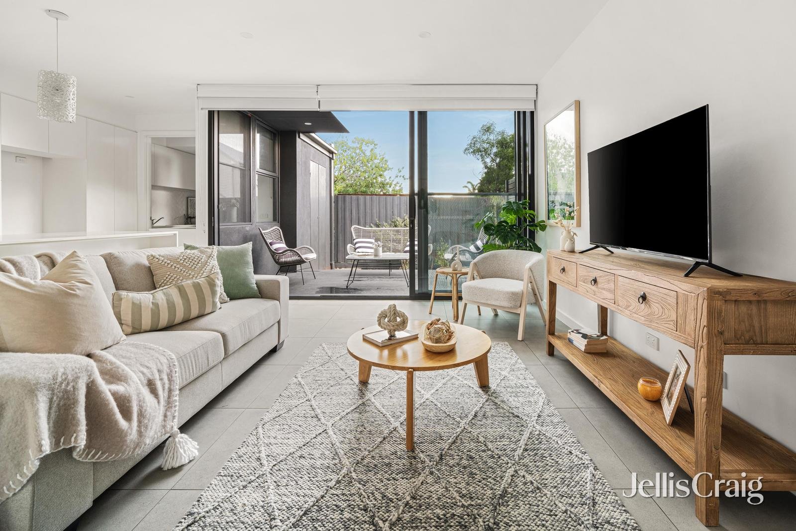 1A Swanpool Avenue, Chelsea image 2