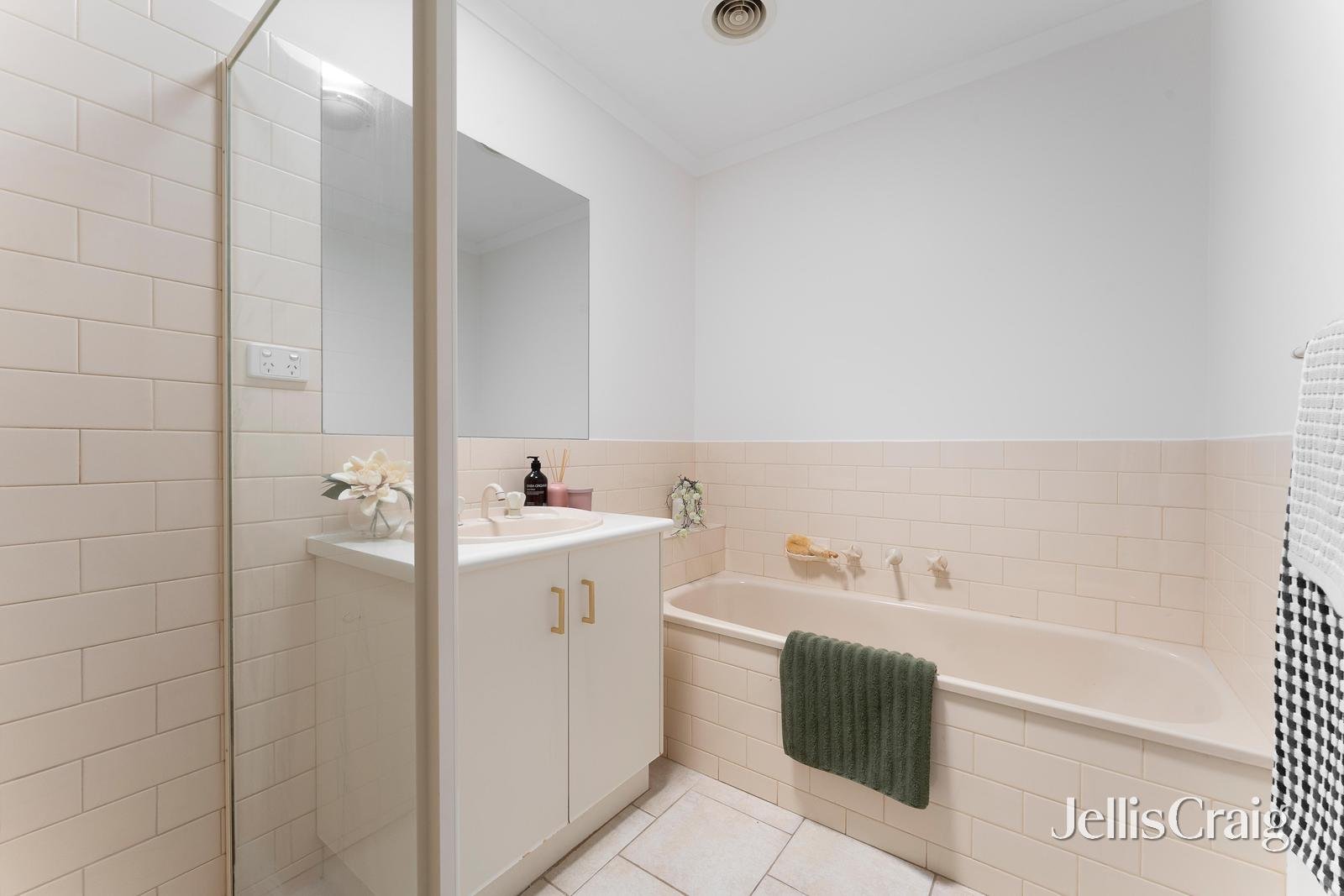 1A Tomkin Court, Altona Meadows image 6