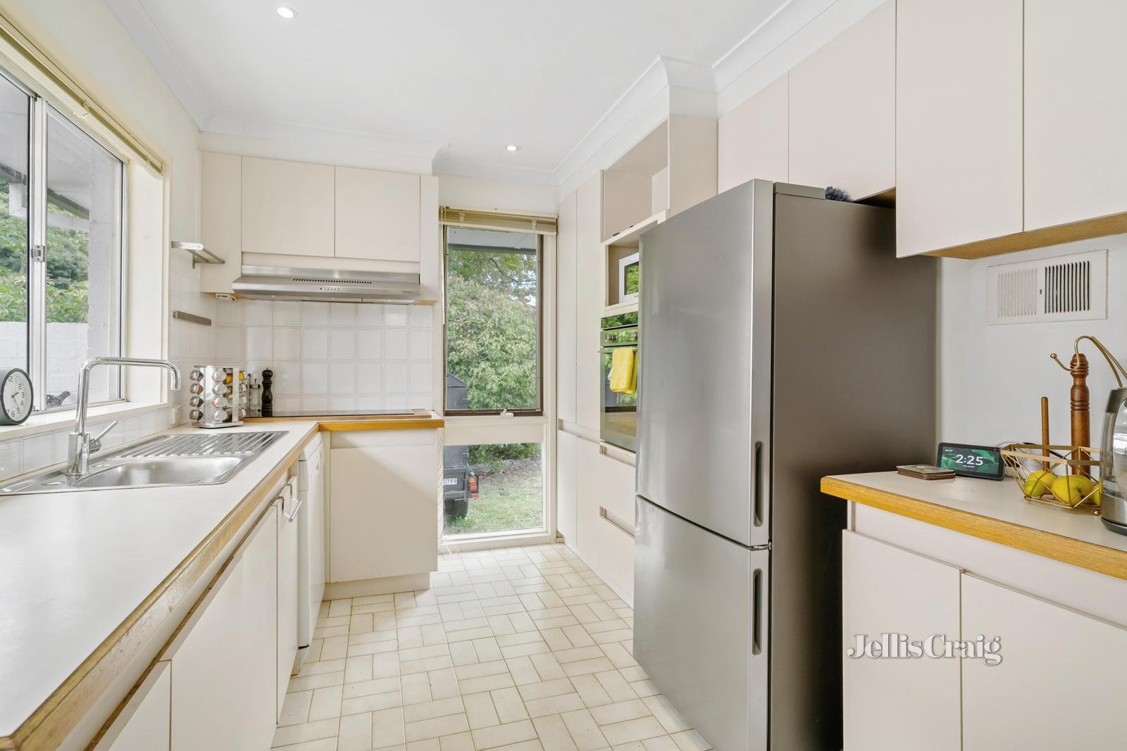 2 Ainslie Drive, Wheelers Hill image 3