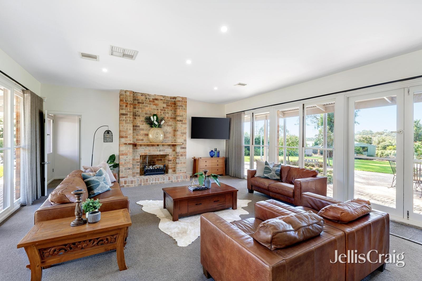 2 Arnold Drive, Donvale image 2
