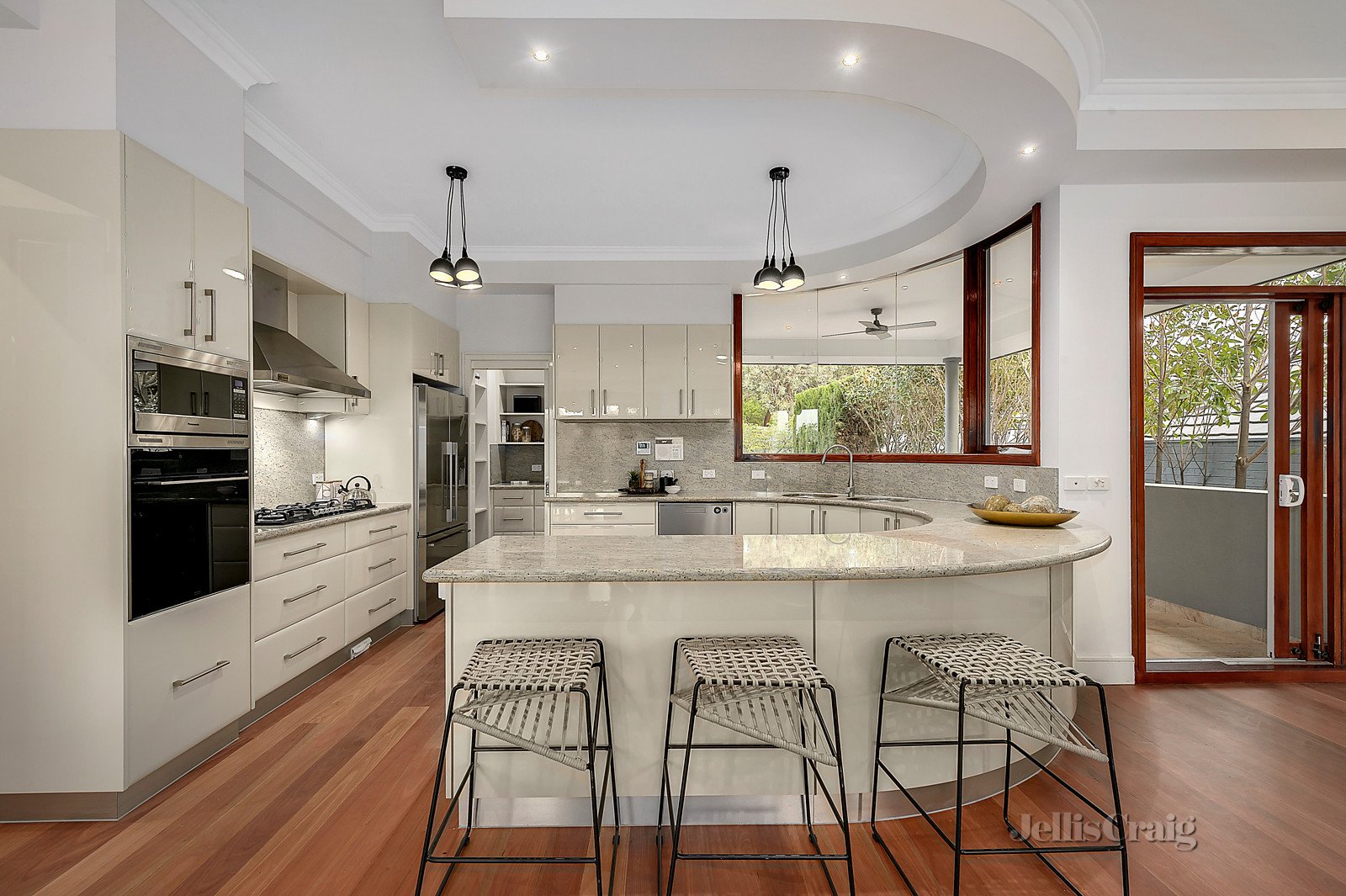 2 Avondale Grove, Mount Waverley image 3