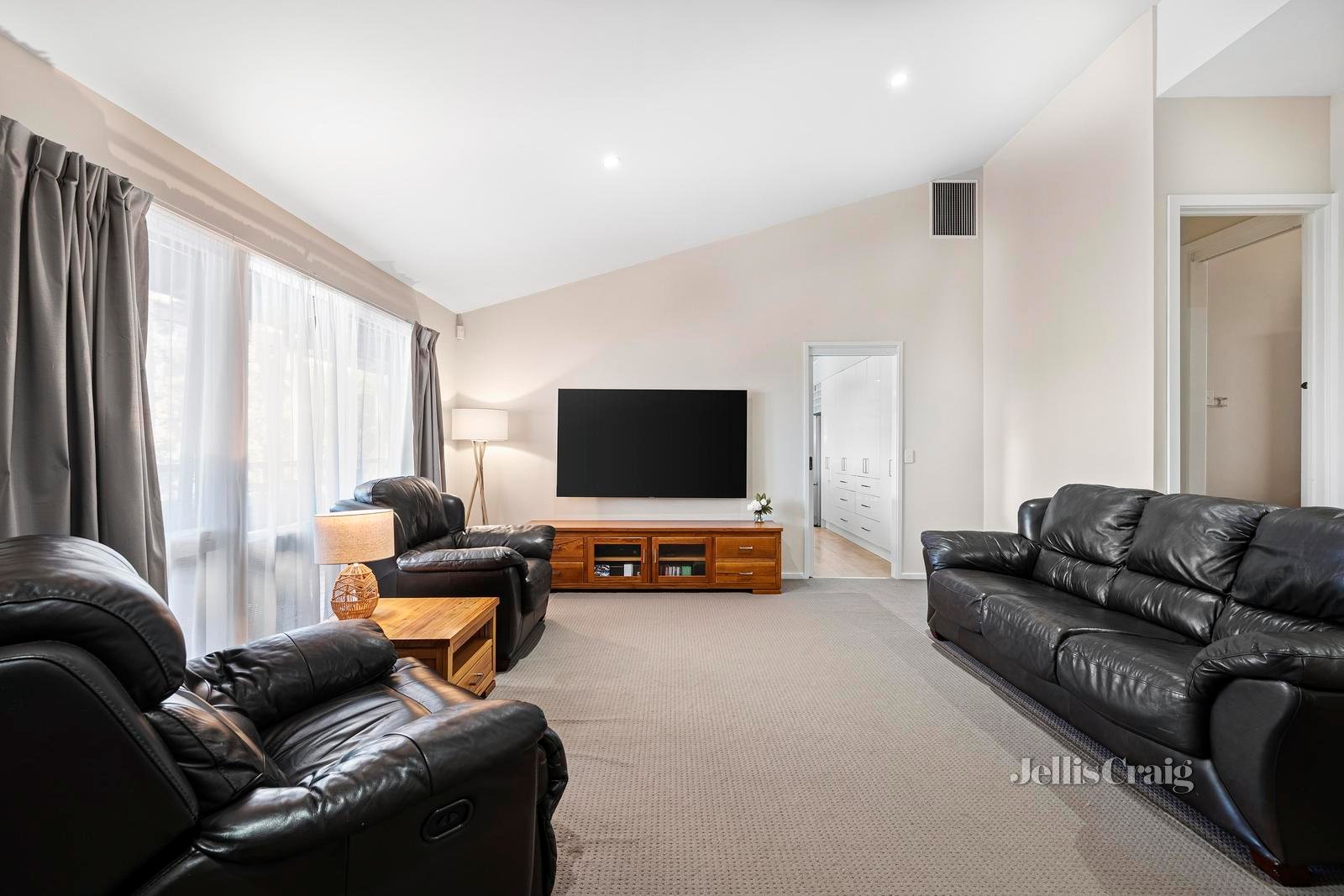 2 Barbara Court, Mooroolbark image 2