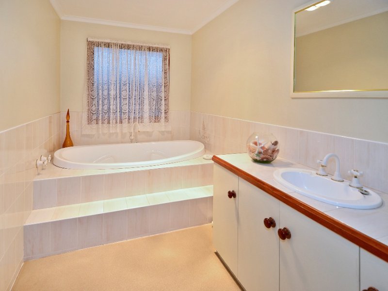 2 Birdie Court, North Geelong image 7
