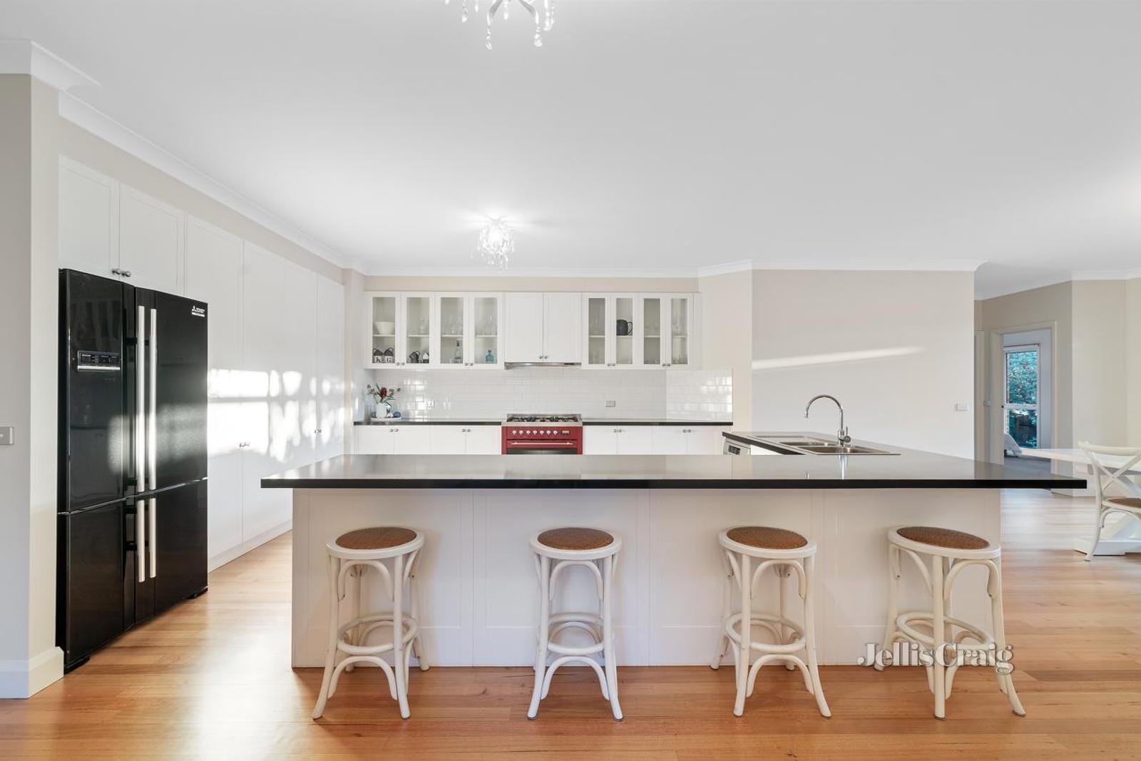 2 Boriska Court, Glen Waverley image 4