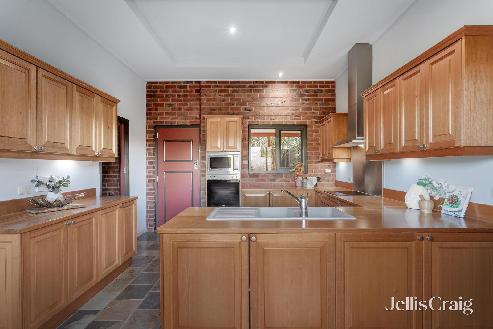 2 Briar Walk, Blackburn South image 4