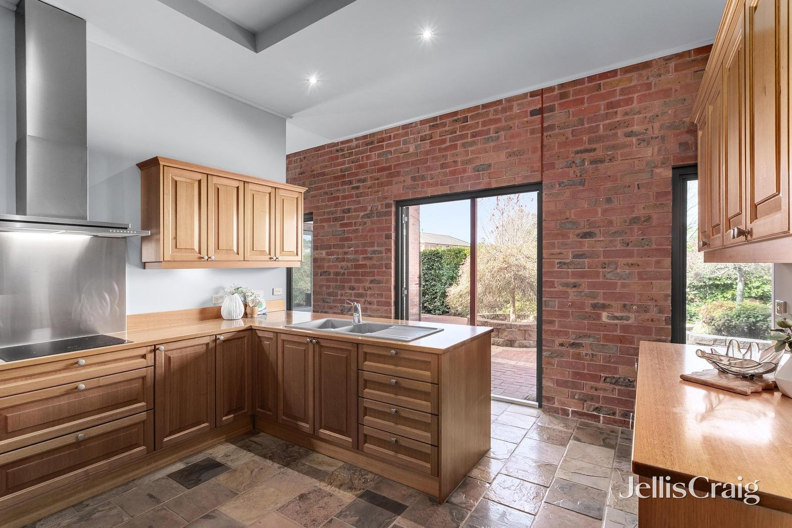 2 Briar Walk, Blackburn South image 5
