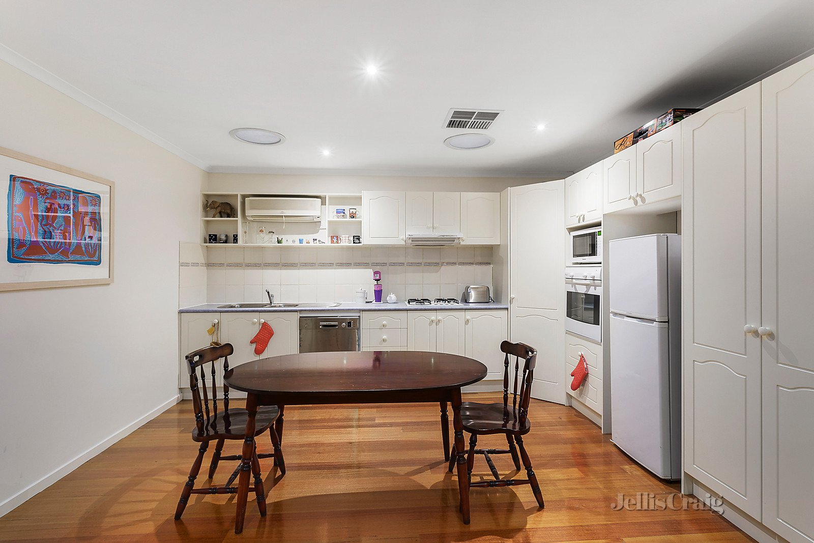 2 Burramine Road, Glen Waverley image 6