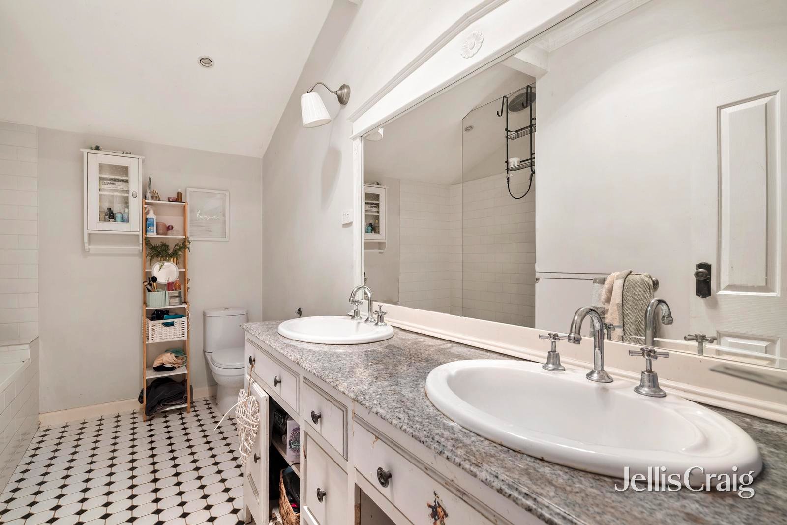 2 Cameron Road, Croydon image 6