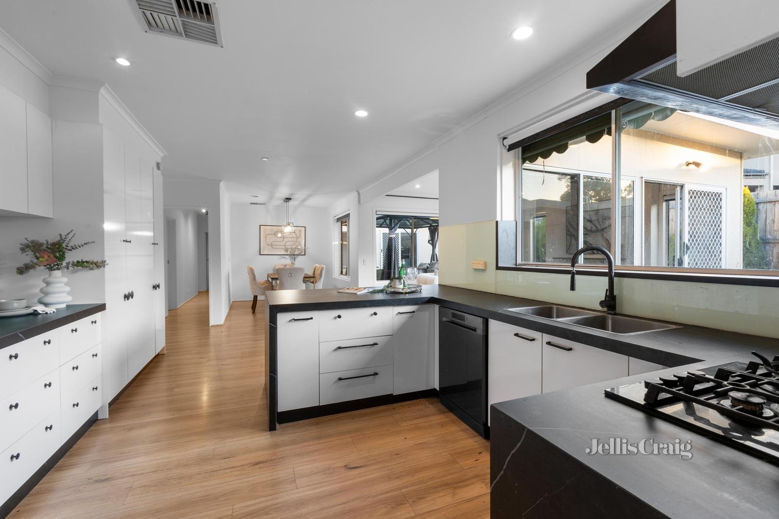 2 Clovelly Court, Mount Waverley image 4