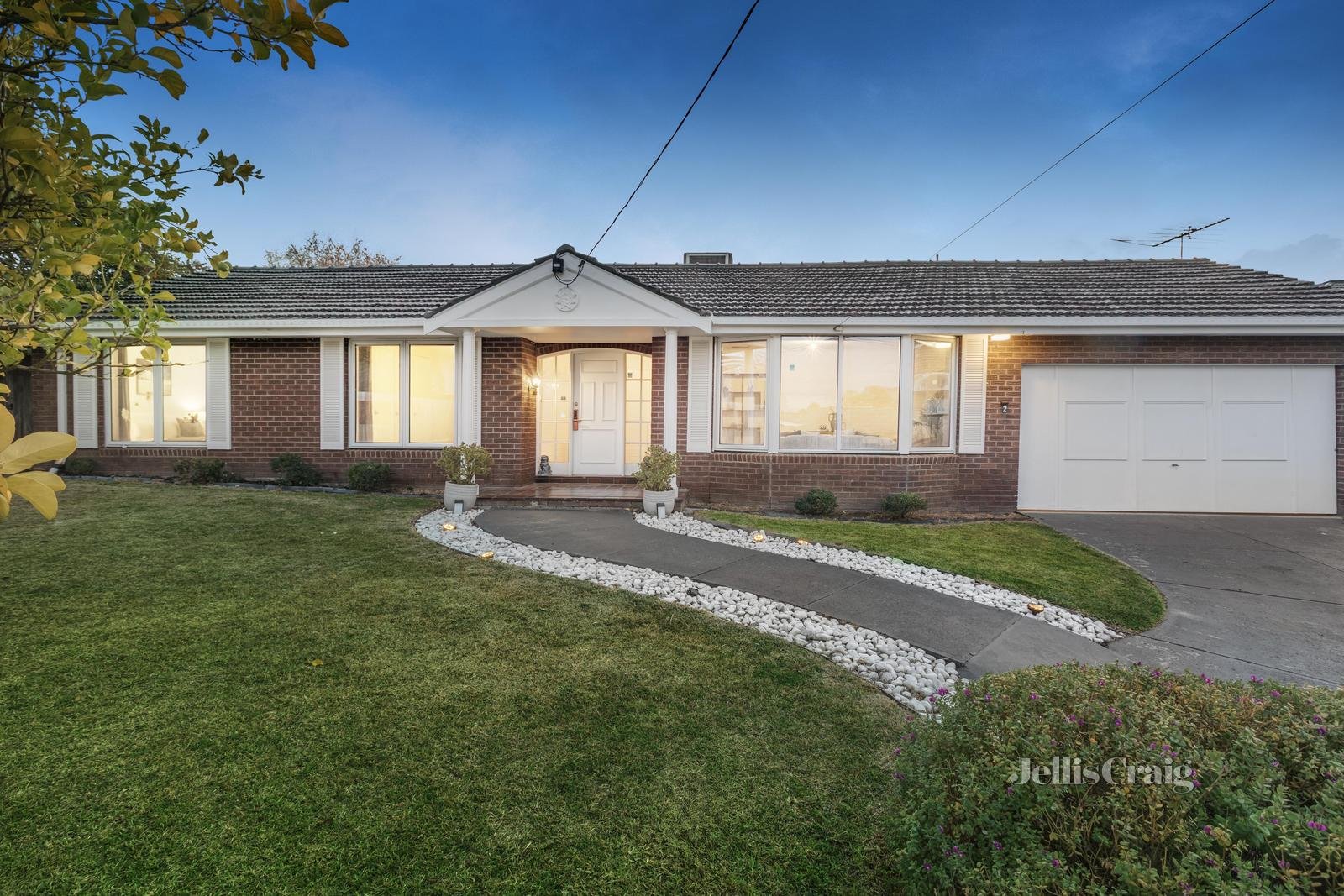 2 Clovelly Court, Mount Waverley image 1