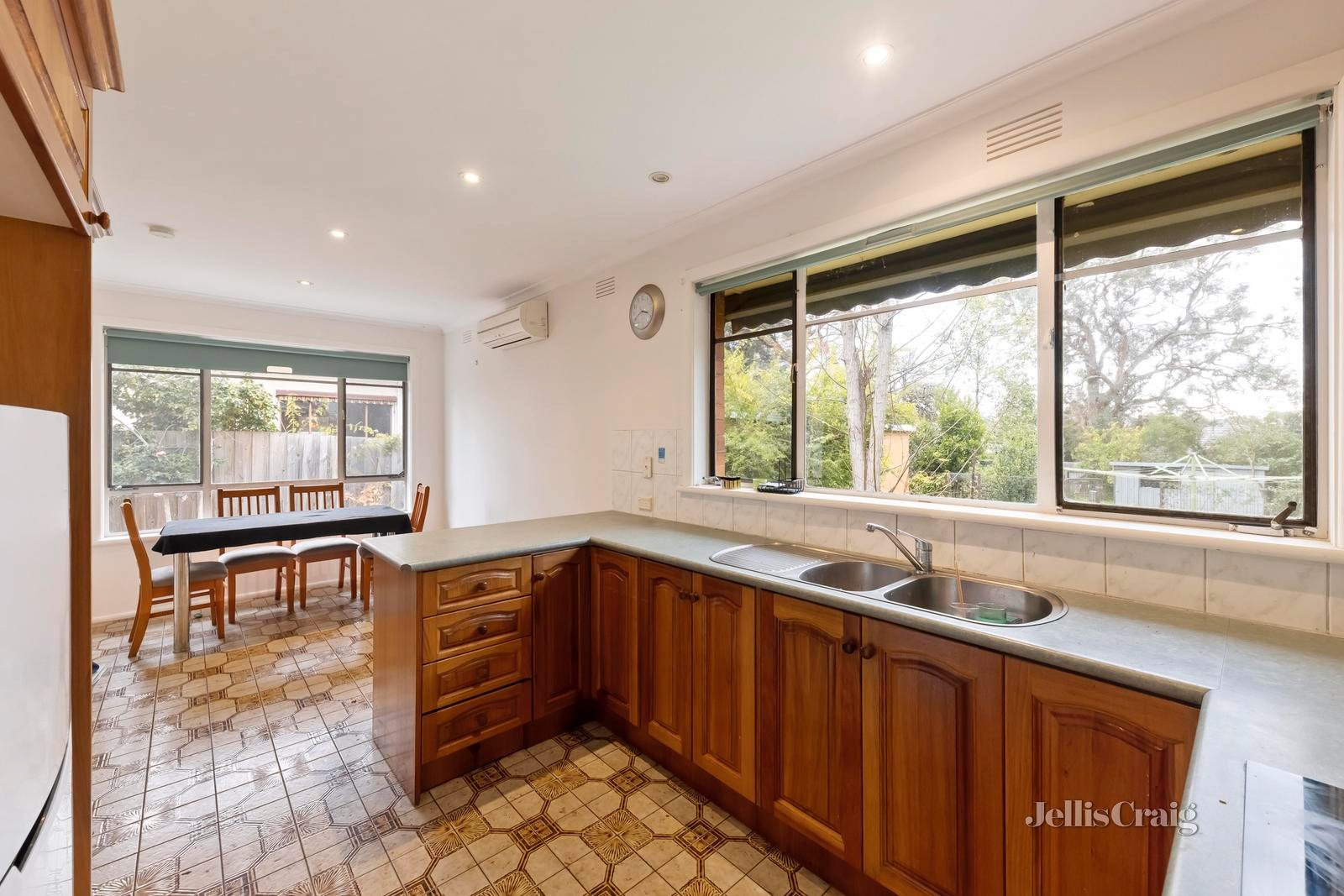 2 Cook Road, Mitcham image 4