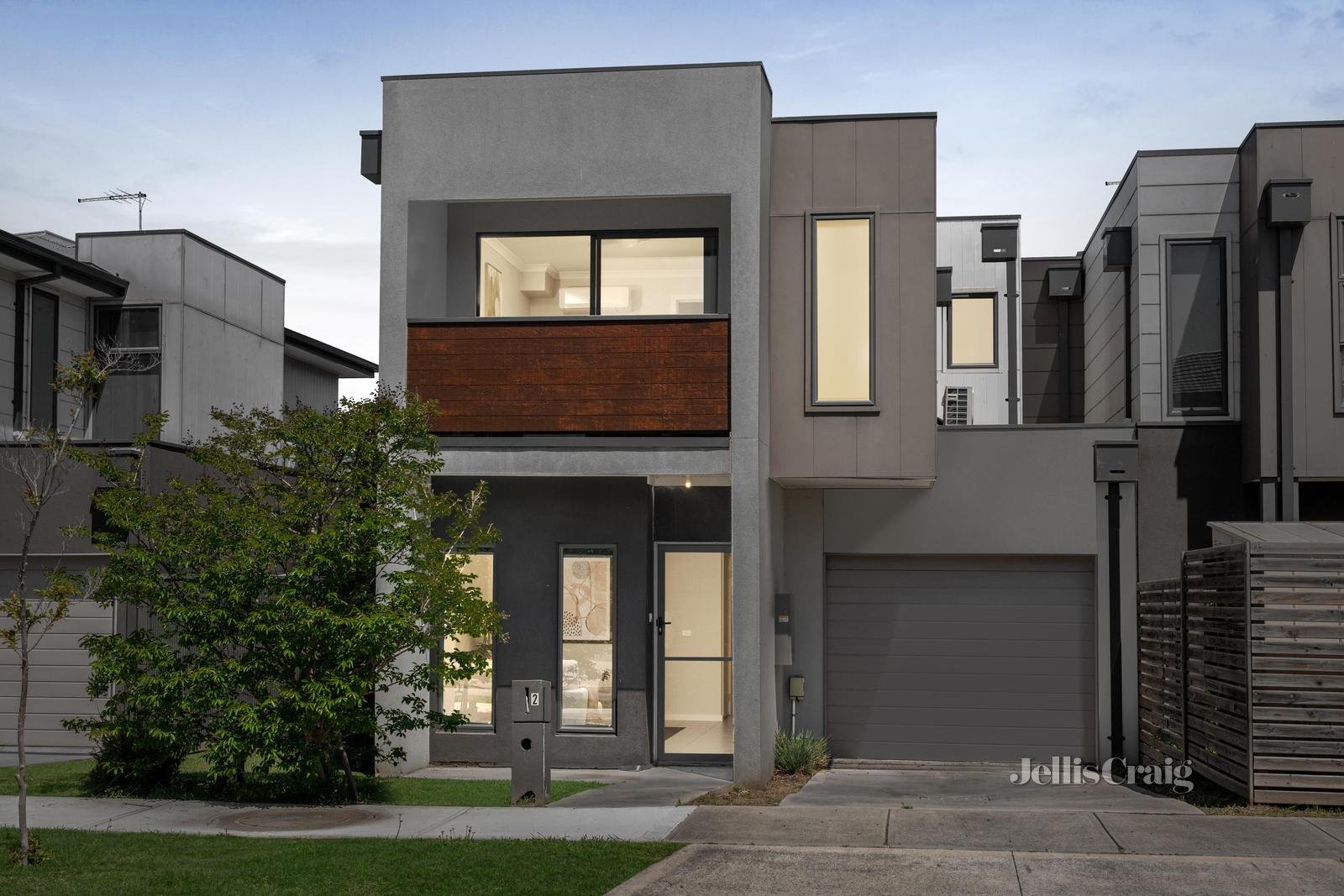 2 Courtyard Way, Roxburgh Park image 1