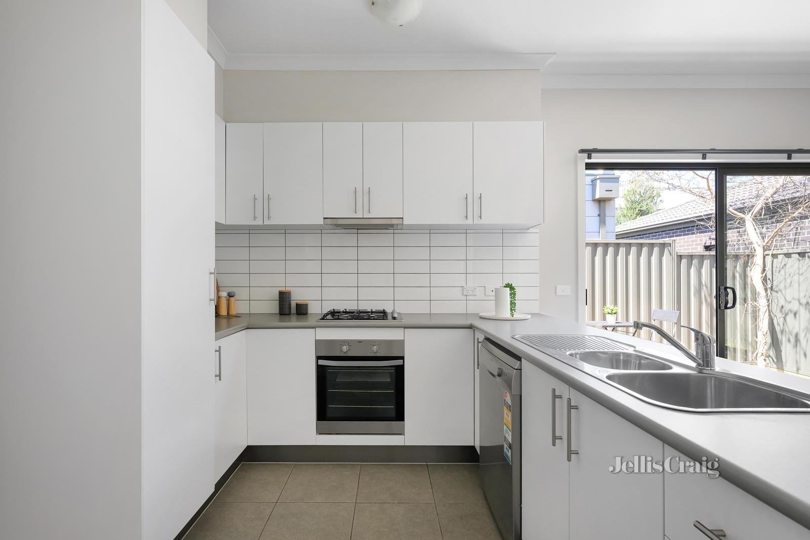 2 Courtyard Way, Roxburgh Park image 3