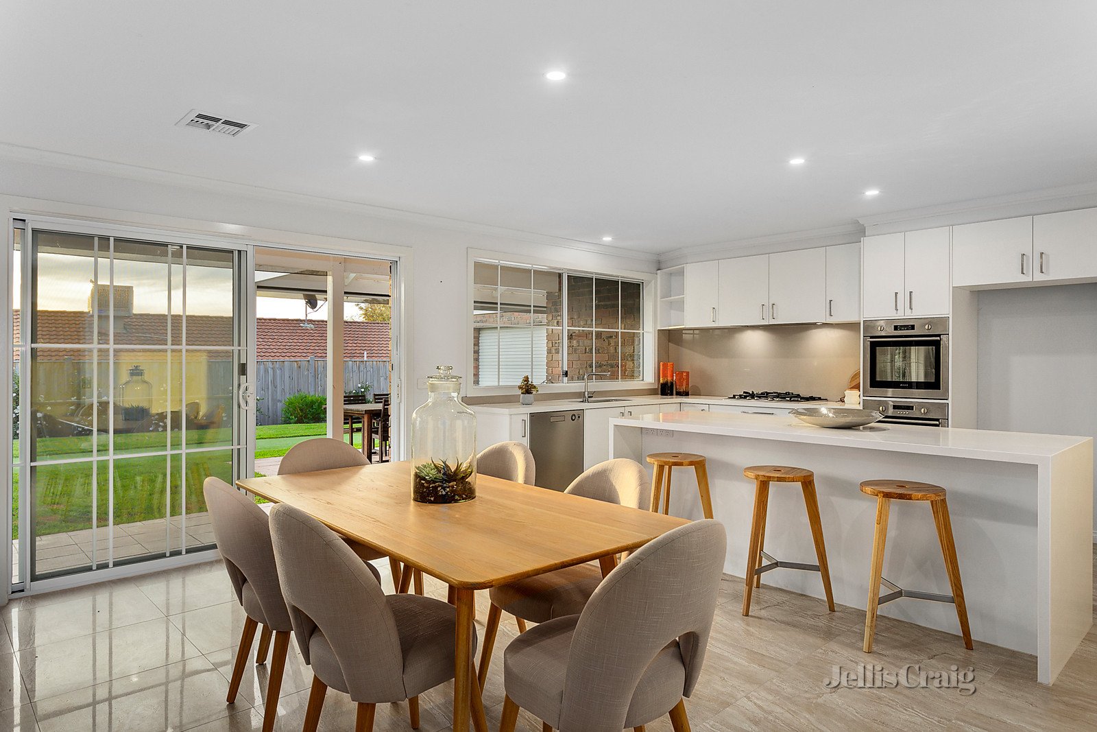 2 Cresthaven Court, Donvale image 2