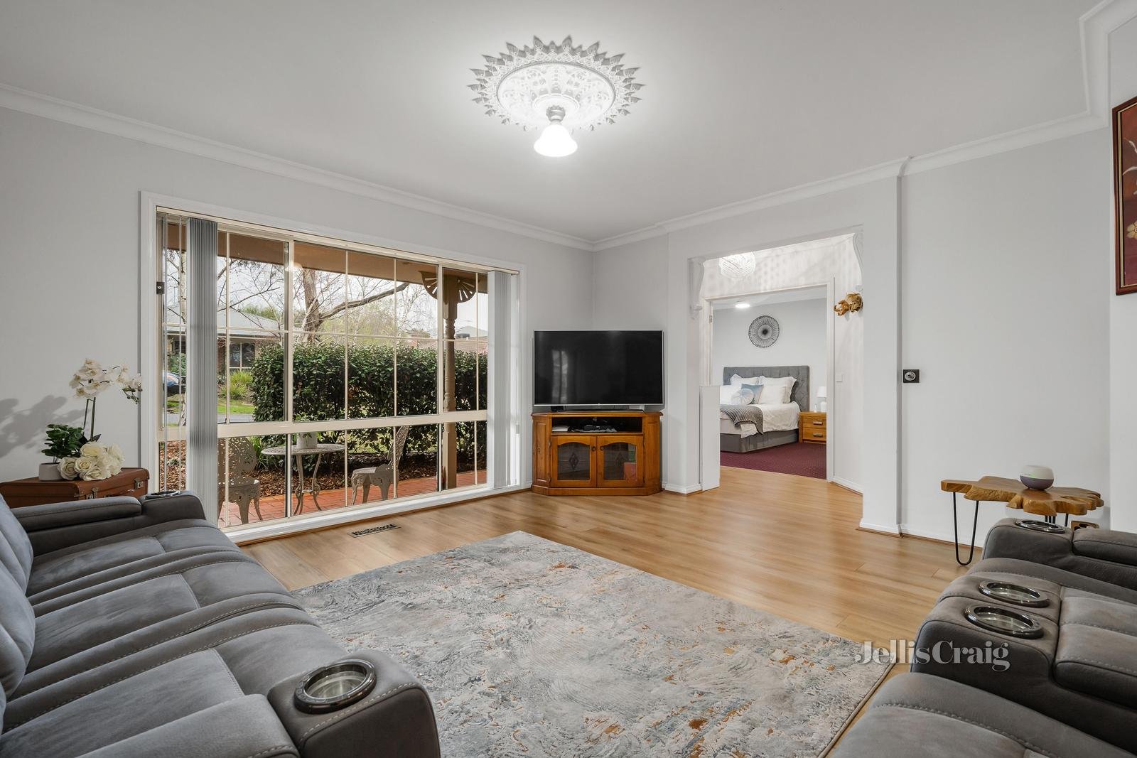 2 Darnley Way, Mooroolbark image 8