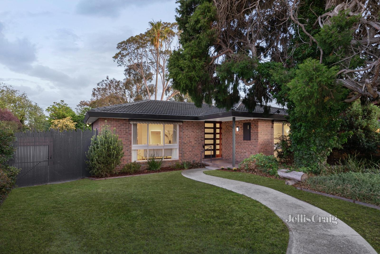 2 Desmond Court, Greensborough image 1