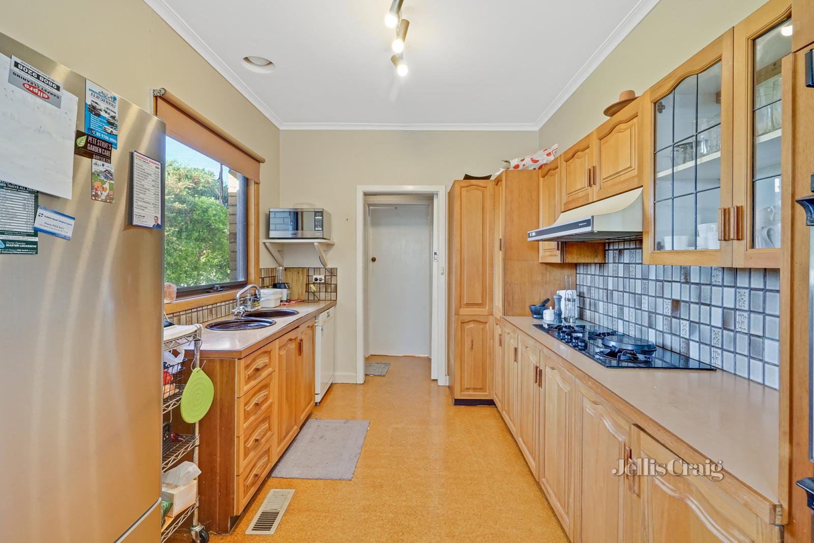 2 Durward Avenue, Glen Waverley image 3