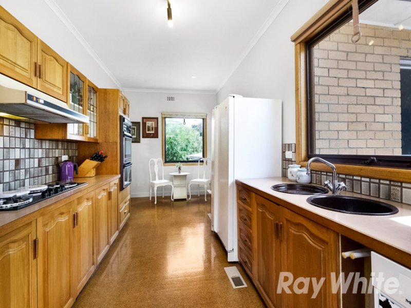 2 Durward Avenue, Glen Waverley image 3