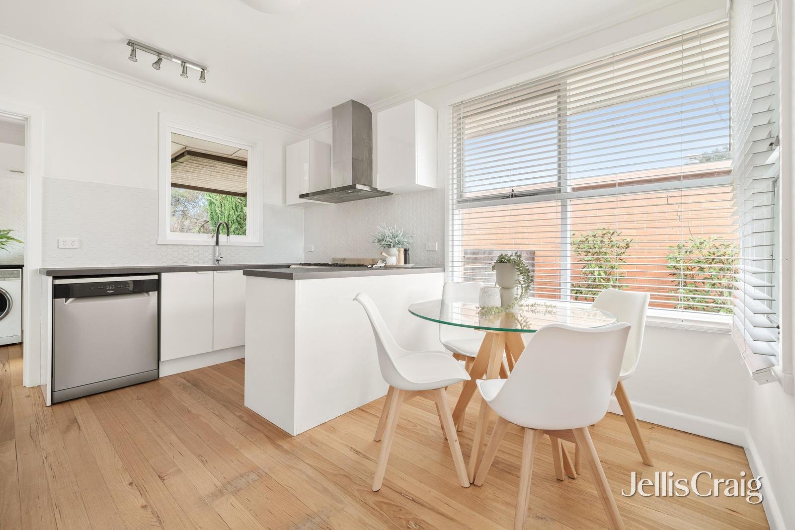 2 Gainsborough Road, Mentone image 4