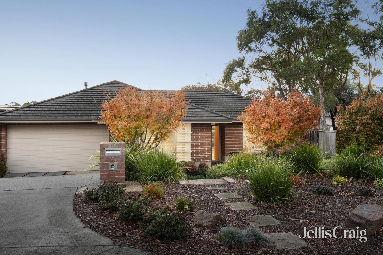 2 Garner Court, Macleod image 1