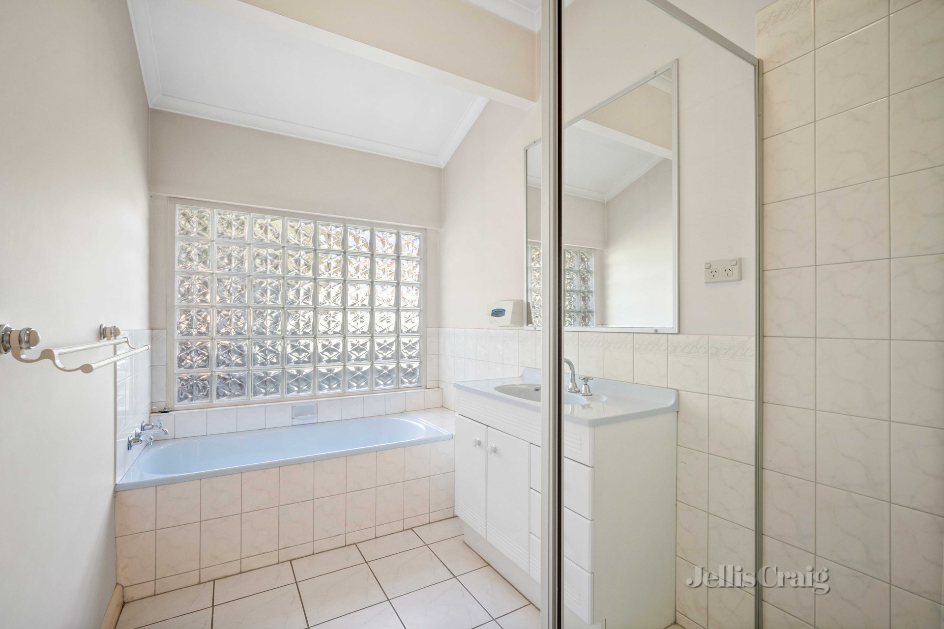 2 Gillies Street North, Lake Wendouree image 7
