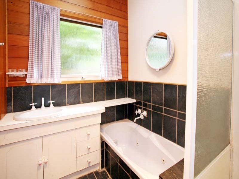2 Gissing Street, Blackburn South image 5