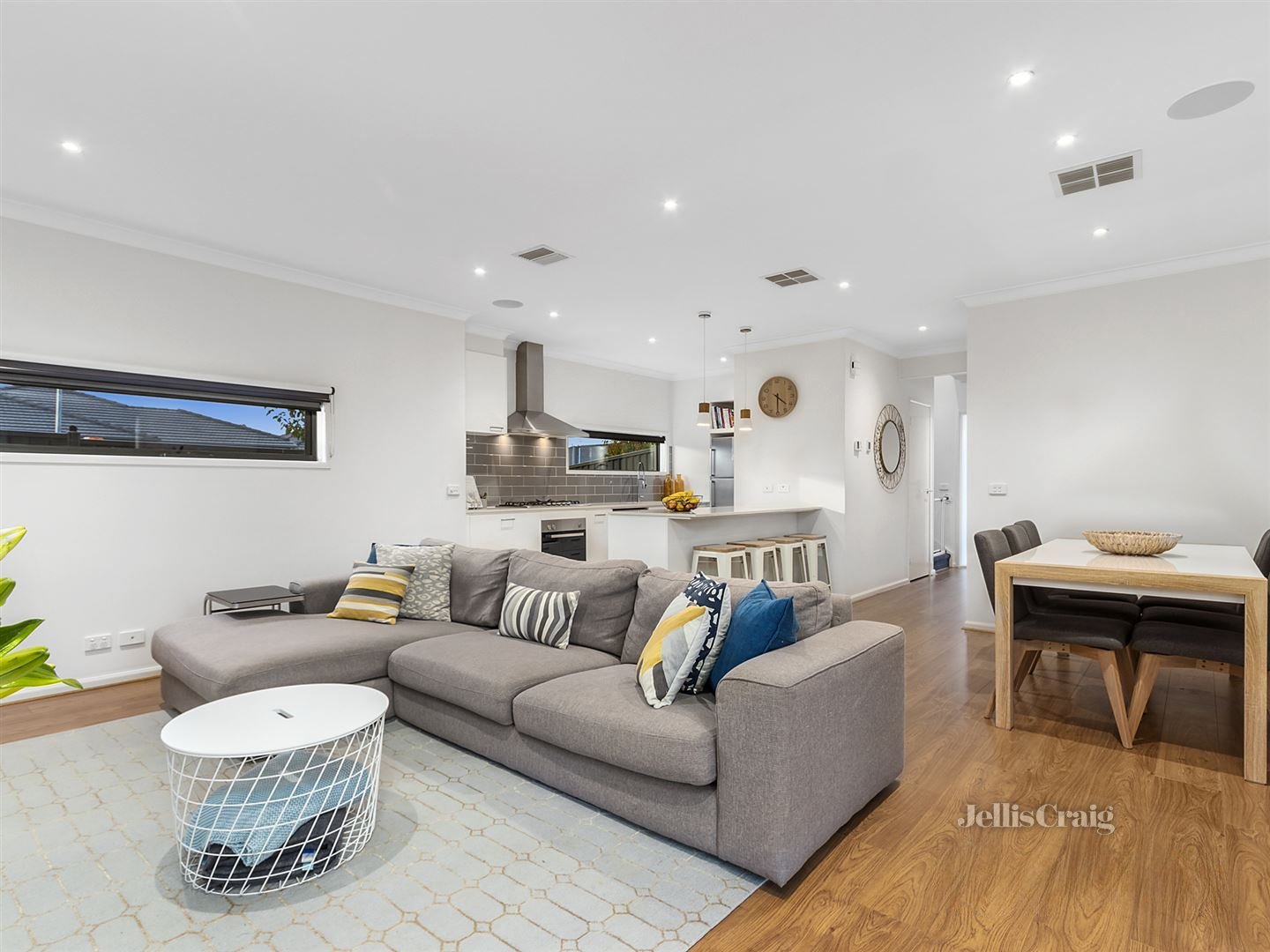 2 Hammersmith Way, Cranbourne East image 2