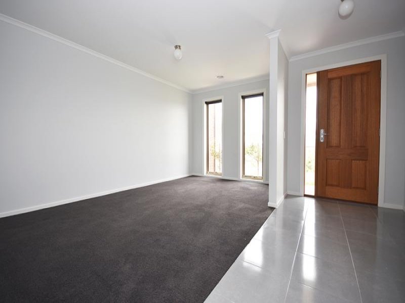 2 Hanly Close, Canadian image 11